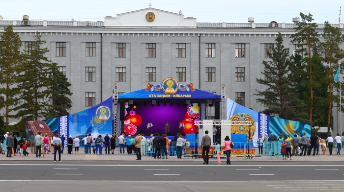 Оформление Центральной набережной ко дню Конституции