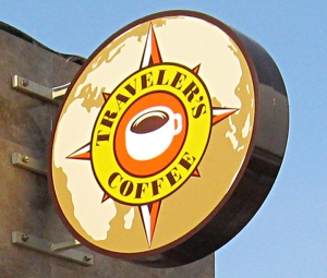 Лайтбокс и объемные буквы "Travelers Coffee"